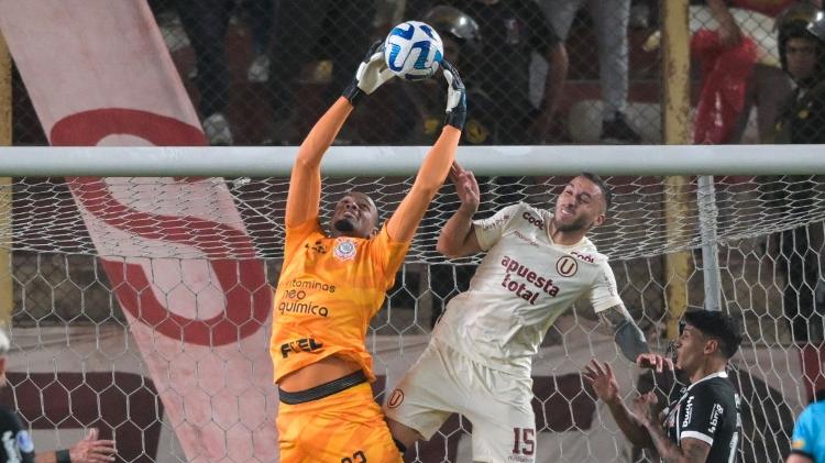 Carlos Miguel sai do gol em Universitario x Corinthians, jogo da Sul-Americana