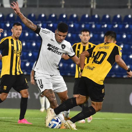 Luis Henrique, do Botafogo, em ação contra o Guarani, pela volta das oitavas da Sul-Americana