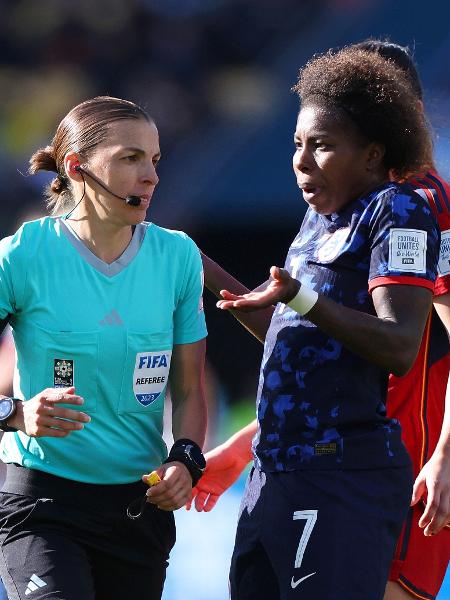 Beerensteyn, da Holanda, discute com árbitra em jogo contra a Espanha na Copa feminina