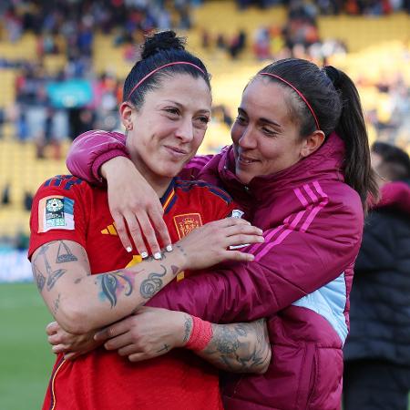 Jennifer Hermoso é abraçada após a vitória da Espanha sobre a Holanda, que garantiu a vaga na semifinal da Copa 2023