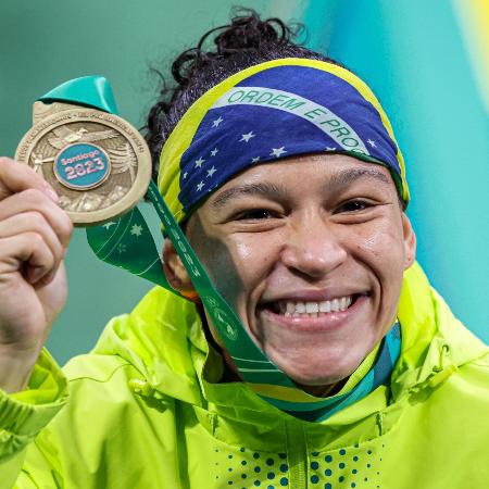 Beatriz Ferreira com a medalha de ouro do boxe até 60kg no Pan 2023