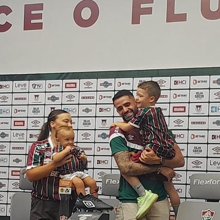 Renato Augusto é apresentado como reforço do Fluminense