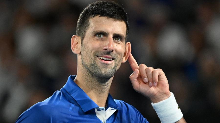 Novak Djokovic gesticula para a torcida na terceira rodada do Australian Open de 2024