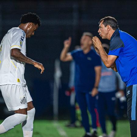 O técnico Fábio Carille conversa com Gil durante jogo do Campeonato Paulista