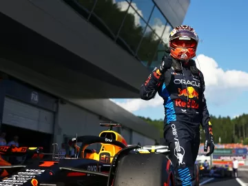 Verstappen aguenta pressão das McLaren e vence a sprint na Áustria