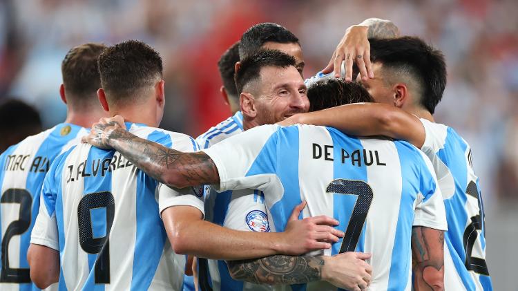 Messi é abraçado por companheiros após marcar em Argentina x Canadá Messi é abraçado por companheiros após marcar em Argentina x Canadá