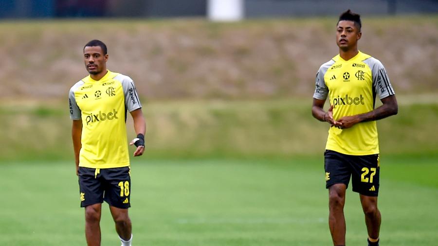 De la Cruz e Bruno Henrique durante treino do Flamengo