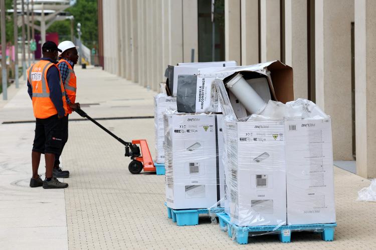 Aparelhos de ar-condicionado são instalados antes da entrega da Vila: apenas poucos países se dispuseram a pagar a mais pelo equipamento