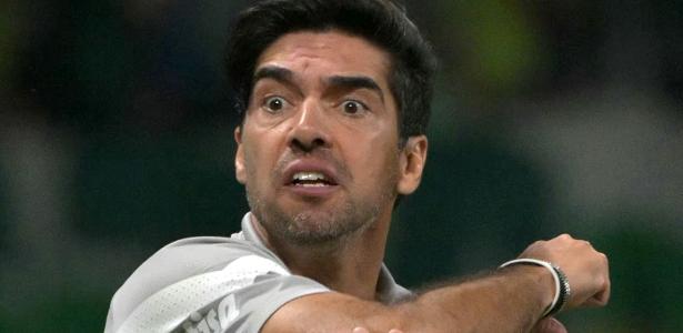 Abel coleciona títulos e polêmicas: a rivalidade em coletiva de imprensa.