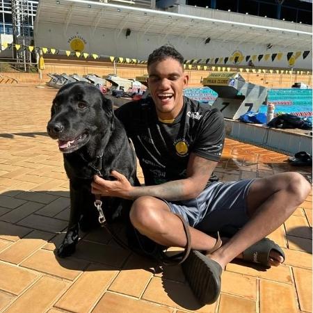 O nadador Wendell Belarmino com o cão-guia Ink