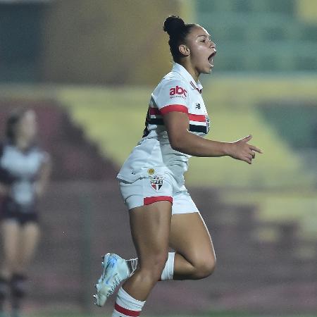 Dudinha comemora gol marcado em São Paulo x Ferroviária, semifinal do Brasileirão