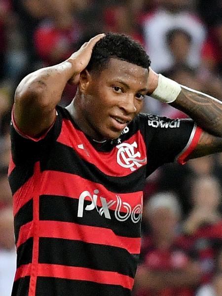Plata, do Flamengo, se lamenta durante jogo contra o Peñarol pela Libertadores Plata, do Flamengo, se lamenta durante jogo contra o Peñarol pela Libertadores