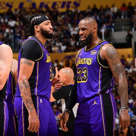 Anthony Davis e LeBron James durante vitória do Los Angeles Lakers sobre o Phoenix Suns, pela NBA