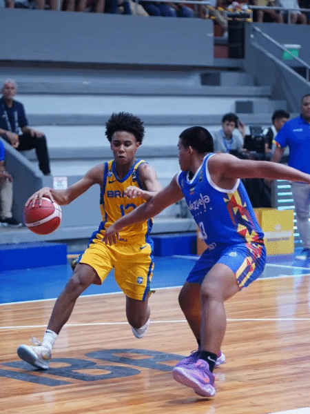 Duelo entre a seleção brasileira sub-15 de basquete masculino na final do Sul-Americano