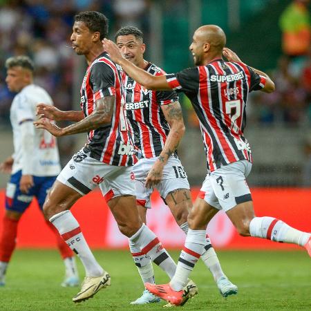 Luiz Gustavo comemora gol do São Paulo sobre o Bahia em jogo do Campeonato Brasileiro