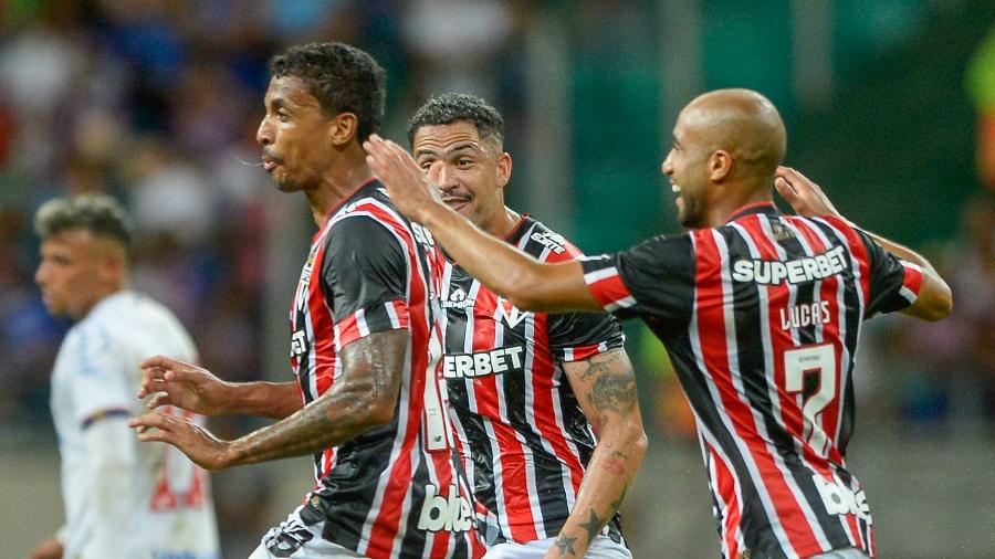 Luiz Gustavo comemora gol do São Paulo sobre o Bahia em jogo do Campeonato Brasileiro