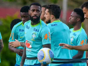 Treino da seleção tem Gerson de volta e torcida liberada após protesto