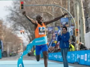 Ugandês que perdeu São Silvestre por 1s crava novo recorde da meia-maratona