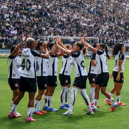 Jogadoras do Corinthians em jogo contra o Cruzeiro pela final do Brasileirão feminino