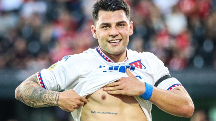 Ignacio Russo, filho de Miguel Ángel Russo, comemora mostrando tatuagem com a escrita "Tudo se cura com amor" dois dias após a morte do pai