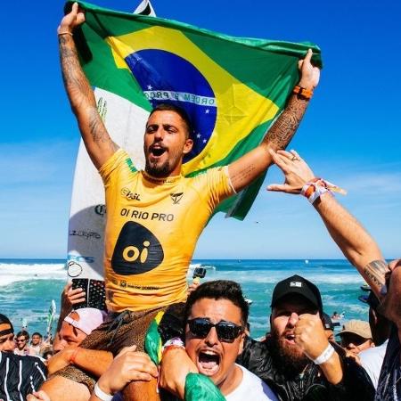 Filipe Toledo volta ao Brasil e busca reaproximação com fãs