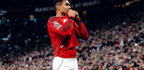 Casemiro se emociona após gol e ganha coro por renovação com o United