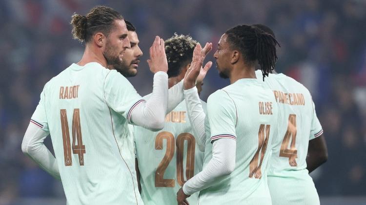 França comemora gol de Michael Olise, em amistoso contra a Irlanda do Norte