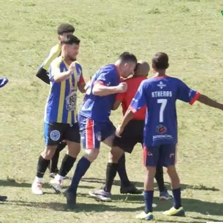 Árbitro é agredido com cabeçada por jogador em jogo de várzea em Itapetininga (SP)