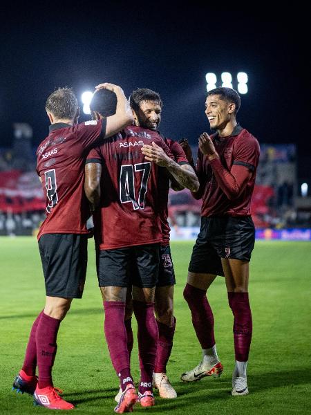 Jogadores do Bragantino comemoram gol contra o Cruzeiro pelo Brasileirão Jogadores do Bragantino comemoram gol contra o Cruzeiro pelo Brasileirão