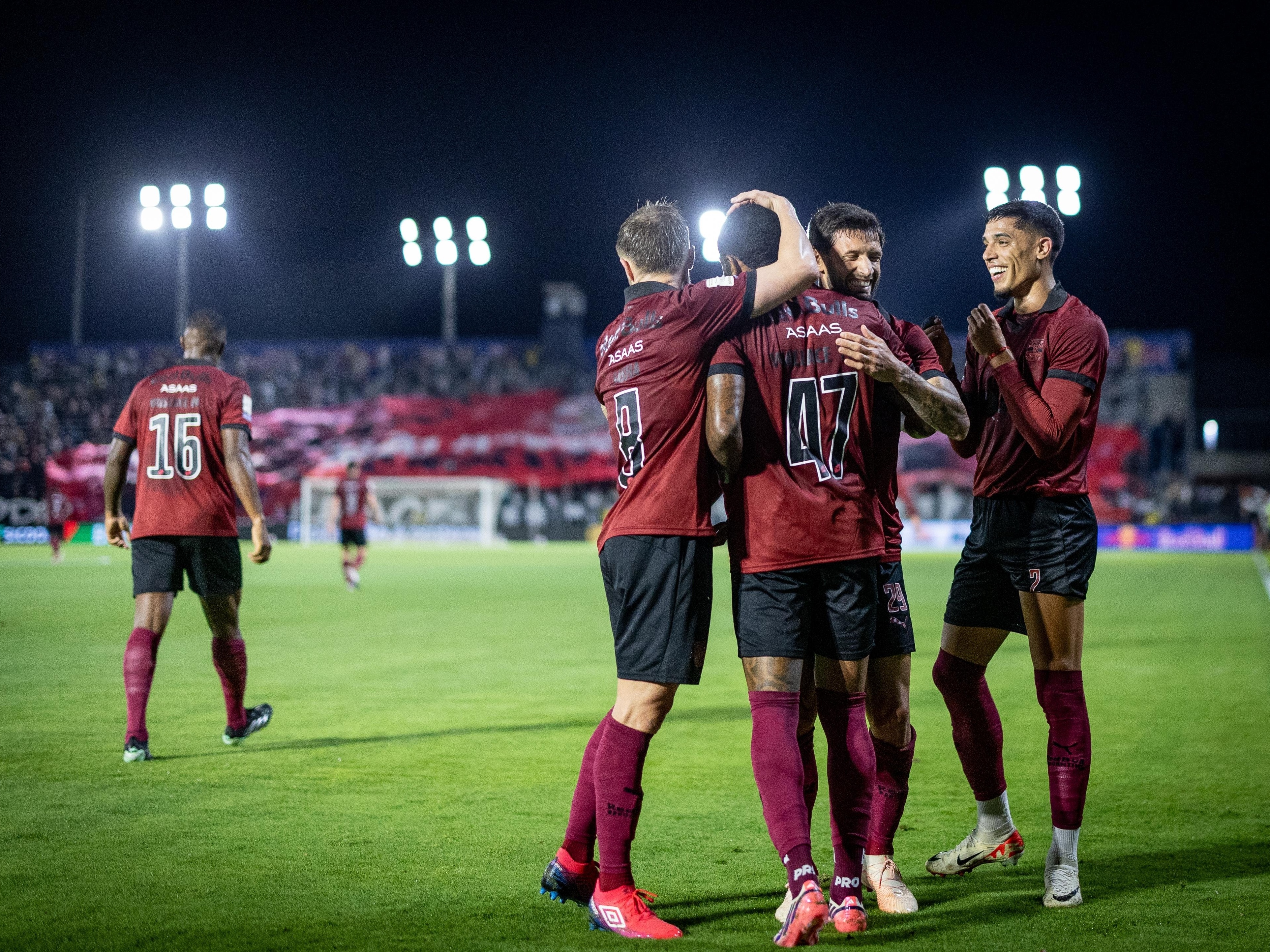 Bragantino vence Cruzeiro em jogo de seis gols com final frenético