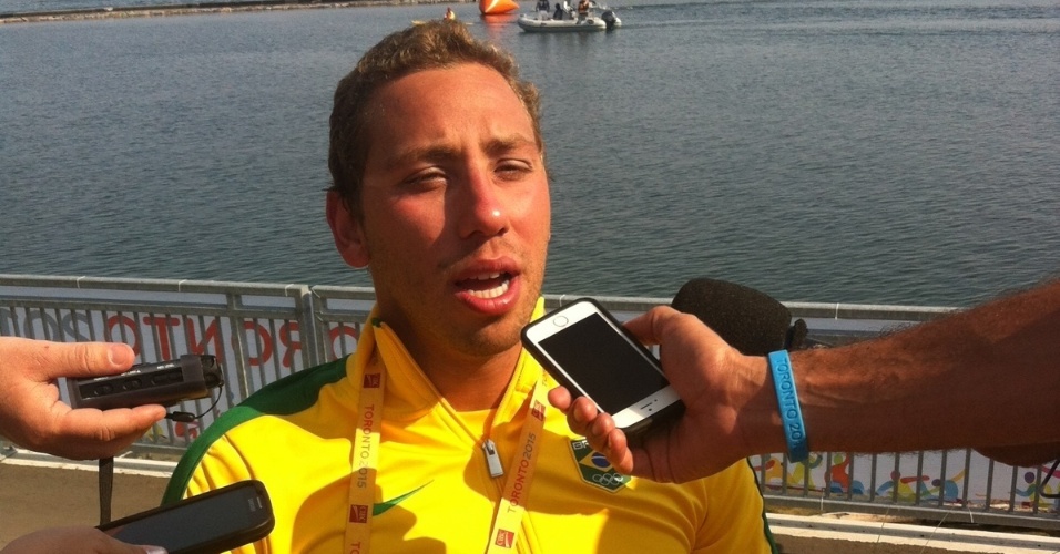 Samuel de Bona, nadador brasileiro, concede entrevista para a imprensa após abandonar a maratona aquática do Pan de Toronto