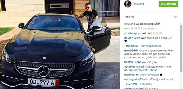 Cristiano Ronaldo exibe novo carro, uma Mercedes