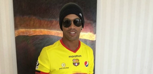 Ronaldinho vestiu a camisa do Barcelona de Guayaquil, onde jogará um jogo
