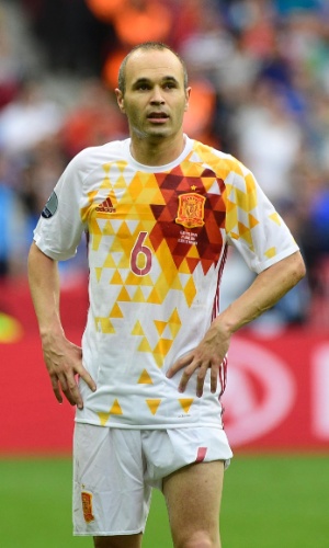 Andrés Iniesta, da Espanha, lamenta derrota de sua seleção para a Itália nas oitavas da Eurocopa 2016