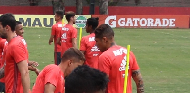 Meia-atacante (ao fundo) adotou coque samurai - Gilvan de Souza/Flamengo