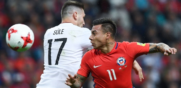 Eduardo Vargas, do Chile, disputa a bola com Niklas Suele, da Alemanha, em jogo da Copa das Confederações - Franck Fife/AFP - Franck Fife/AFP