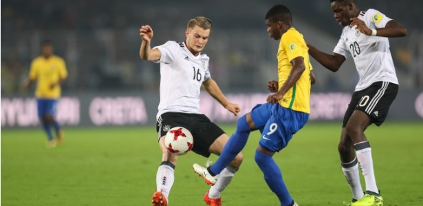 Jogadores de Brasil e Alemanha disputam lance em jogo das quartas de final - Fifa