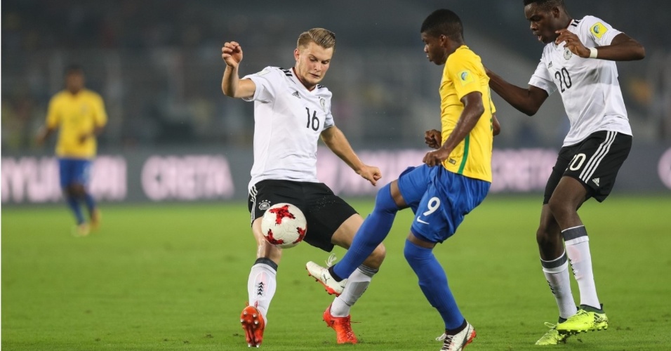 Jogadores do Brasil e Alemanha disputam lance em jogo das quartas de final do Mundial Sub17