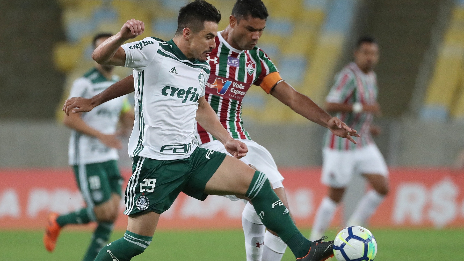 Willian ganha disputa pela bola com Gum no jogo entre Fluminense e Palmeiras