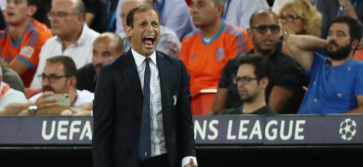 Allegri, técnico da Juventus, durante jogo contra o Valencia - REUTERS/Sergio Perez