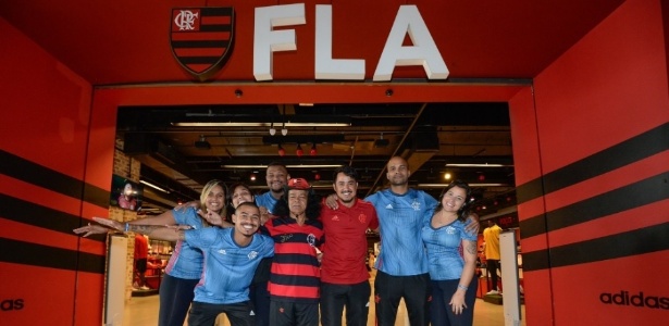Santa Cruz, torcedor-símbolo do Flamengo, conseguiu emprego na Loja do clube - Divulgação