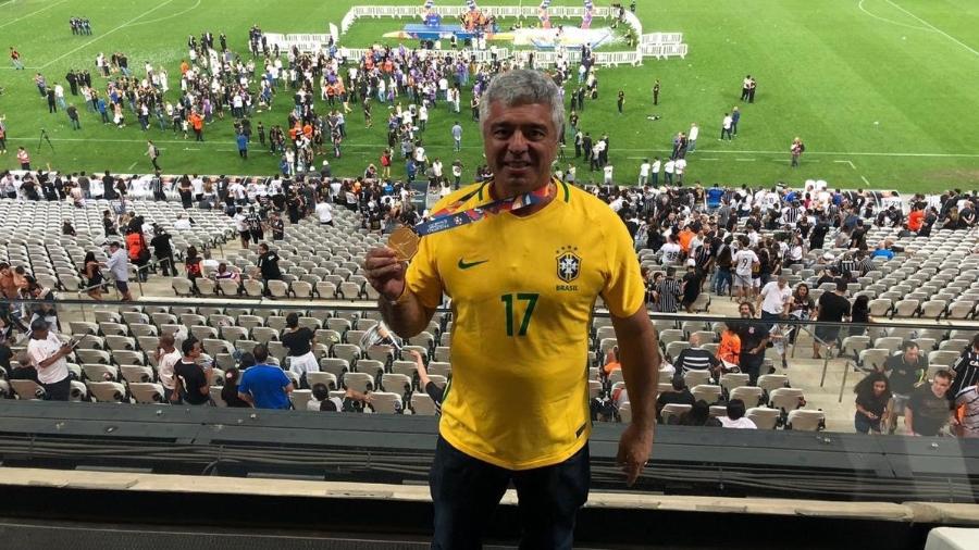 Senador Major Olimpio (PSL-SP) posa na Arena Corinthians com medalha do Campeonato Paulista - @majorolimpio/Twitter