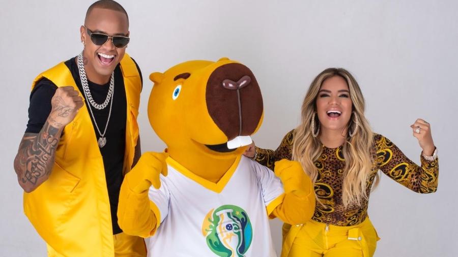 O cantor baiano Léo Santana (e) e a colombiana Karol G (d) foram os escolhidos para gravarem a canção da Copa América - Divulgação/Copa América