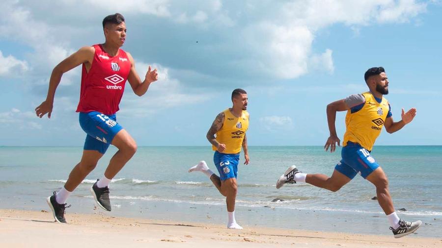 Kaio Jorge, Alison e Felipe Jonatan treinam com o Santos na praia - Ivan Storti/Santos FC