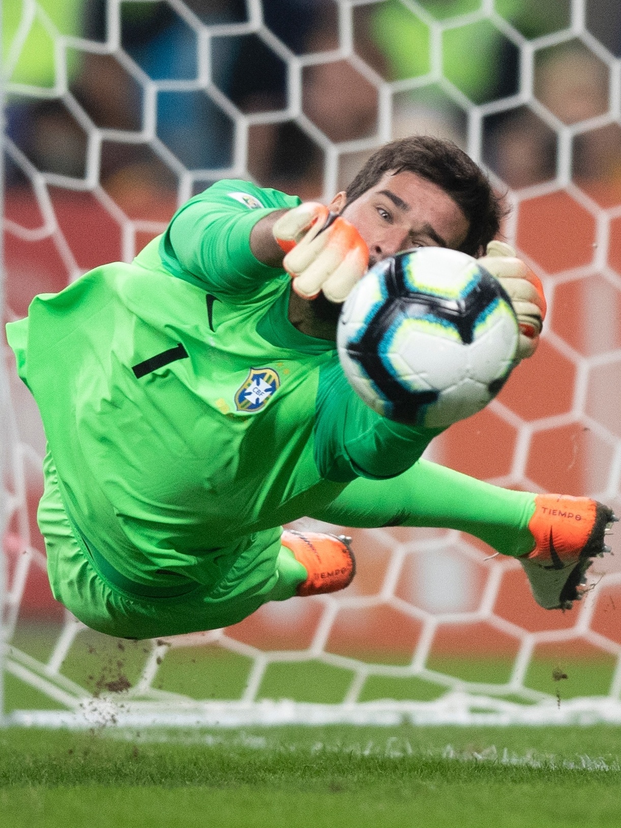 Alisson admite sorte em gol anulado, mas vê 'bola complicada' - Lance!