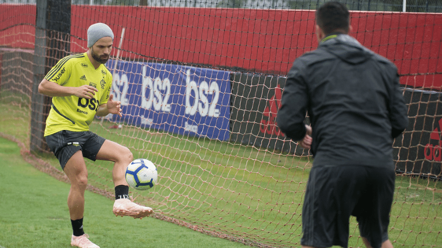 Diego, que se recupera de fratura no tornozelo esquerdo, treina com bola no CT do Flamengo - Alexandre Vidal / Flamengo