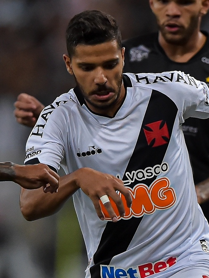 Santos assina pré-contrato com lateral-esquerdo do Vasco - Lance!