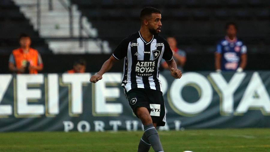 Caio Alexandre, volante do Botafogo, conduz a bola em duelo no Nilton Santos - Foto: Vitor Silva/Botafogo.