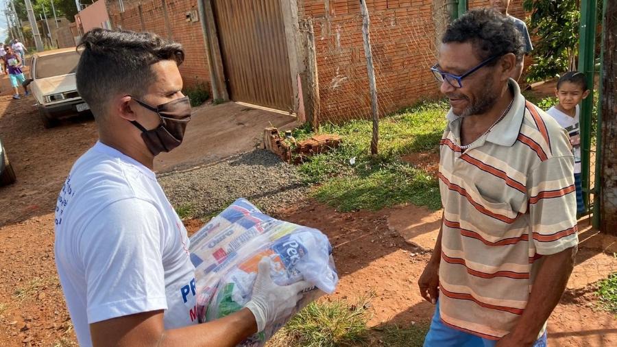 Jean, volante do Cruzeiro, doa cestas básicas a famílias carentes do Mato Grosso do Sul - Foto: Divulgação
