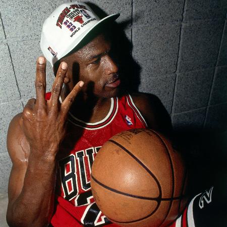 Michael Jordan comemora tricampeonato do Chicago Bulls na NBA em 1993 - Andrew D. Bernstein/NBAE via Getty Images)